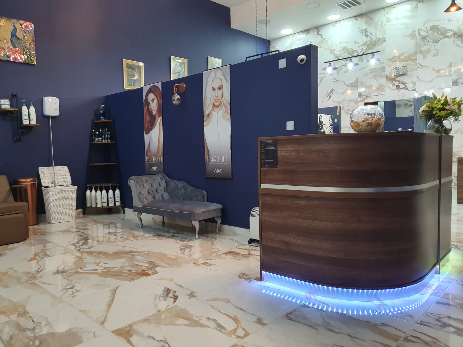 London 12 Hair salon reception area in Heyford.